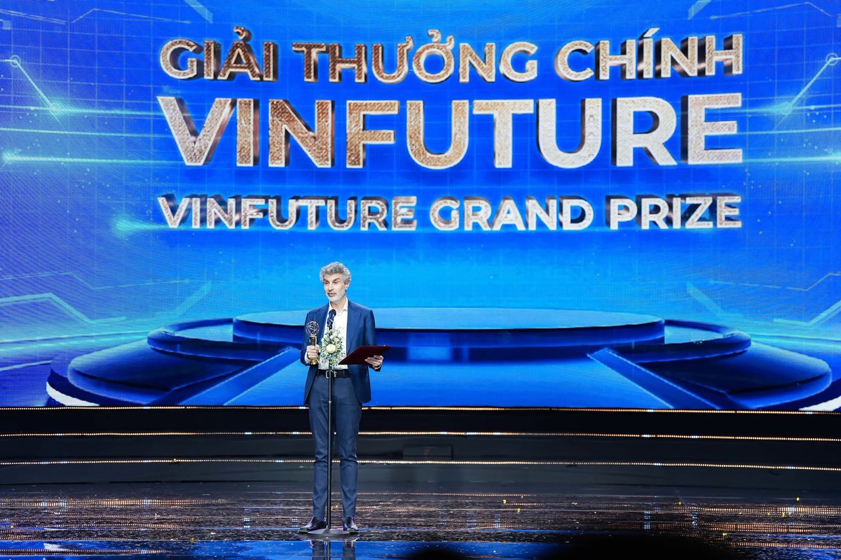 VinFuture Prize (@vinfutureprize) on Twitter photo 2024 VinFuture Grand Prize Laureate and “AI godfather” <a href="/Yoshua_Bengio/">Yoshua Bengio</a> sounds the alarm on growing risks in the AI race
He also highlighted the urgent need for national and global efforts to regulate AI and ensure equitable benefits for all
Read more: lnkd.in/gsDMNgGg 2024 VinFuture Grand Prize Laureate and “AI godfather” <a href="/Yoshua_Bengio/">Yoshua Bengio</a> sounds the alarm on growing risks in the AI race
He also highlighted the urgent need for national and global efforts to regulate AI and ensure equitable benefits for all
Read more: lnkd.in/gsDMNgGg