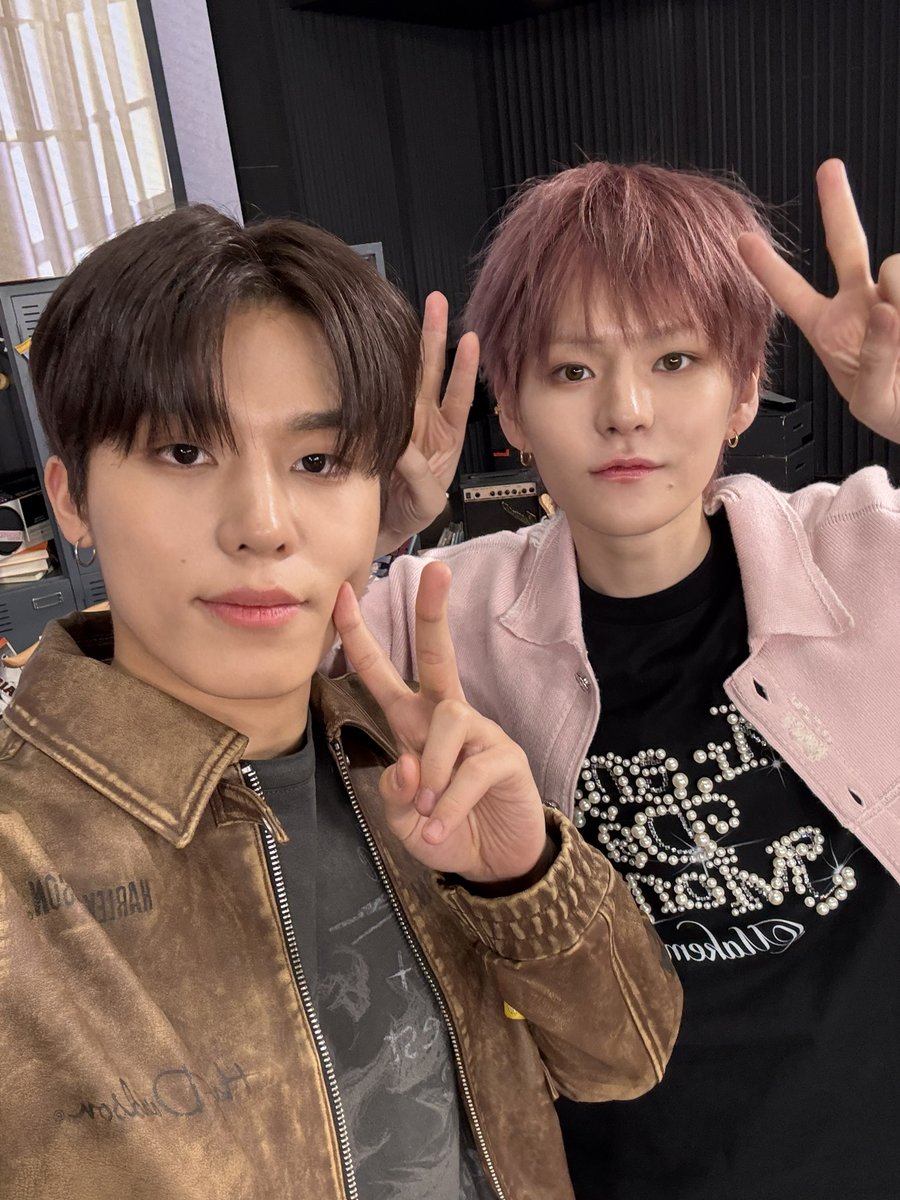 250307 8PM [PLEASURE] COMEBACK LIVE 잠시 후 오후 8시 (KST), TREASURE랑 동방에서 만날 ...