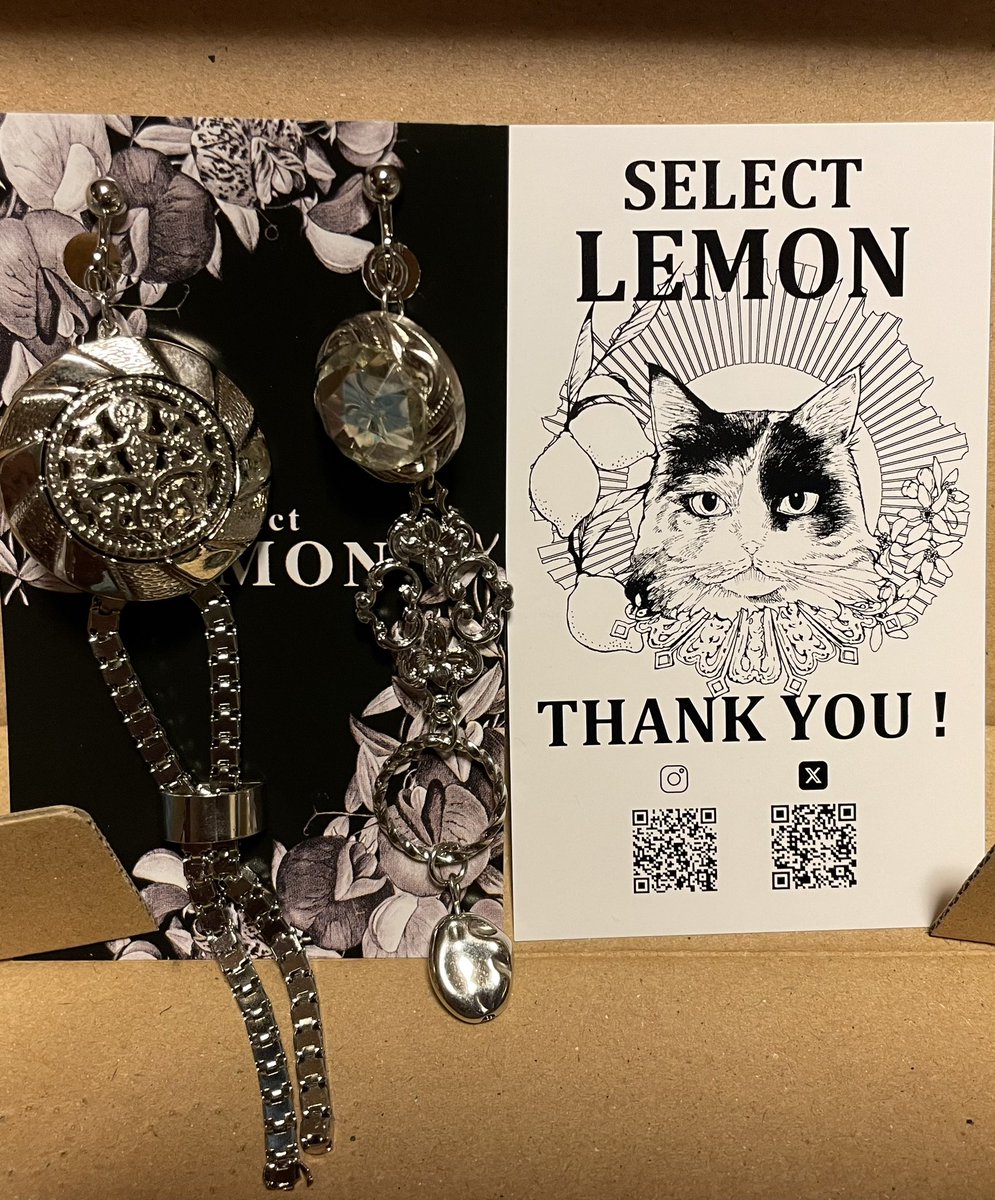 select LEMON様の「ビンテージボタンの耳飾り（アシンメトリーシルバー）」届きました❣️
一点物のシルバーのハンドメイドアクセサリーという貴重さに惹かれて購入しました🥰 写真だと伝わりにくいけどとてもキラキラしていて、またお気に入りが増えました🫶✨
アルトヴァリエも楽しみにしています🌟