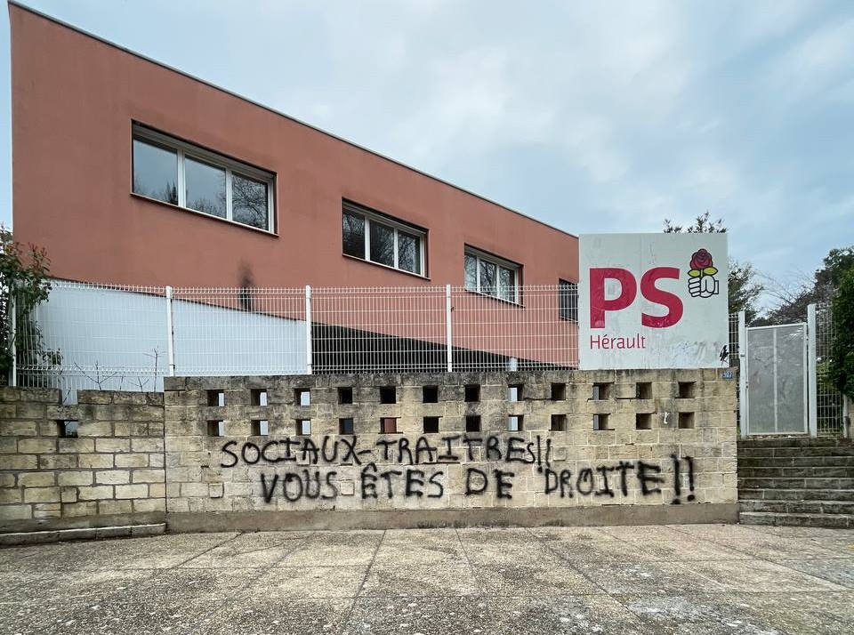Tôt ce matin, nous avons découvert de nouveaux tags sur nos locaux à Montpellier.

Les intimidations, d'où qu'elles viennent, ne nous feront jamais vaciller dans notre engagement. Tous les socialistes de l'Hérault restent soudés pour faire triompher nos idéaux.
