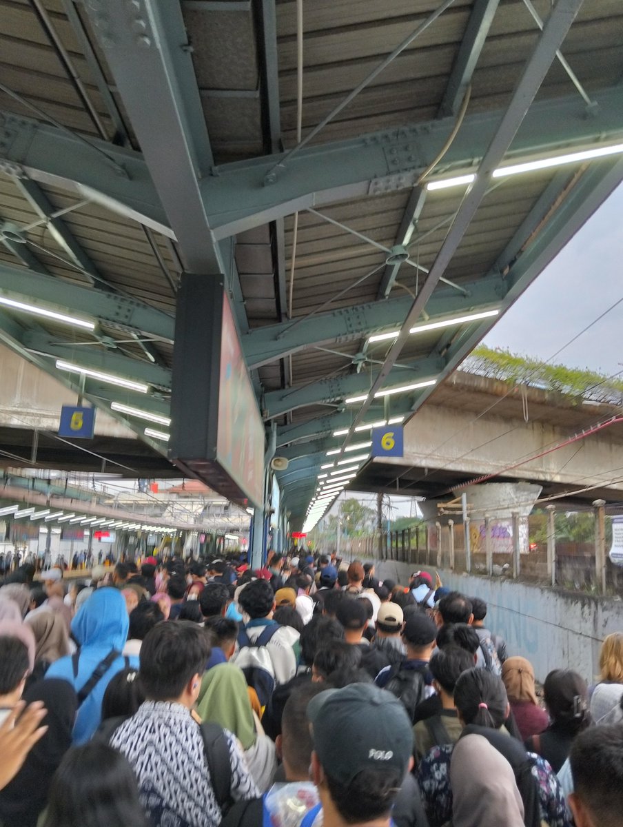 RezaRef's tweet image. Wahai @CommuterLine kenapa kau buat cobaan puasa seperti ini. Penumpang numpuk di kedua sisi peron, kereta blm datang. Perubahan Gapeka, posisi berhenti kereta di THB, malah bikin ngga nyaman. Tolong segera benahi