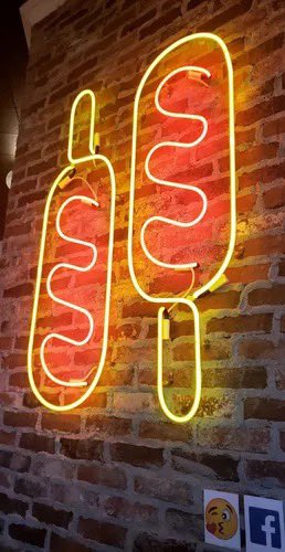 El verdadero problema del “alto precio” de las arepas no está en la arepa ni en la comida en sí. En mi opinión, el problema está en que el restaurante venezolano promedio se ve así: