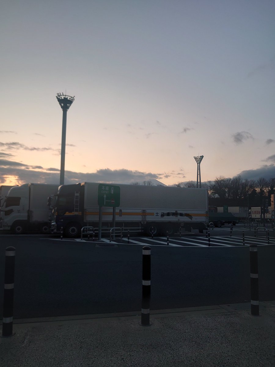 富士山、雲にかくれてる