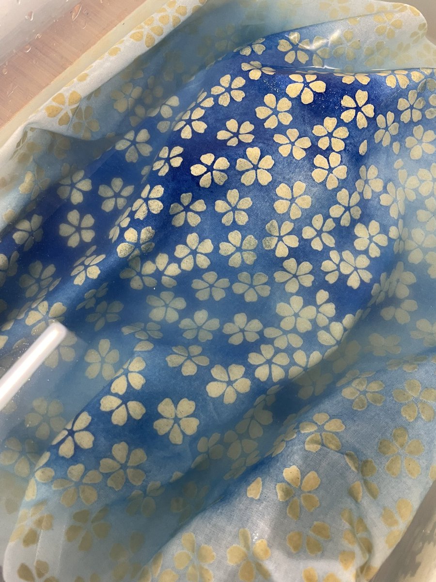 some_no_ie's tweet photo. 今日はアイスランドからのお客様。
すでに作家としてご活躍されている方で、今回京都で展示会をされていたそうで作品のお写真なども拝見させていただきました。色々な染のお話しを通してとても素敵な時間でした。

#藍熊染料　#染の家　#藍染　#草木染め https://t.co/JdBhoPlRDe