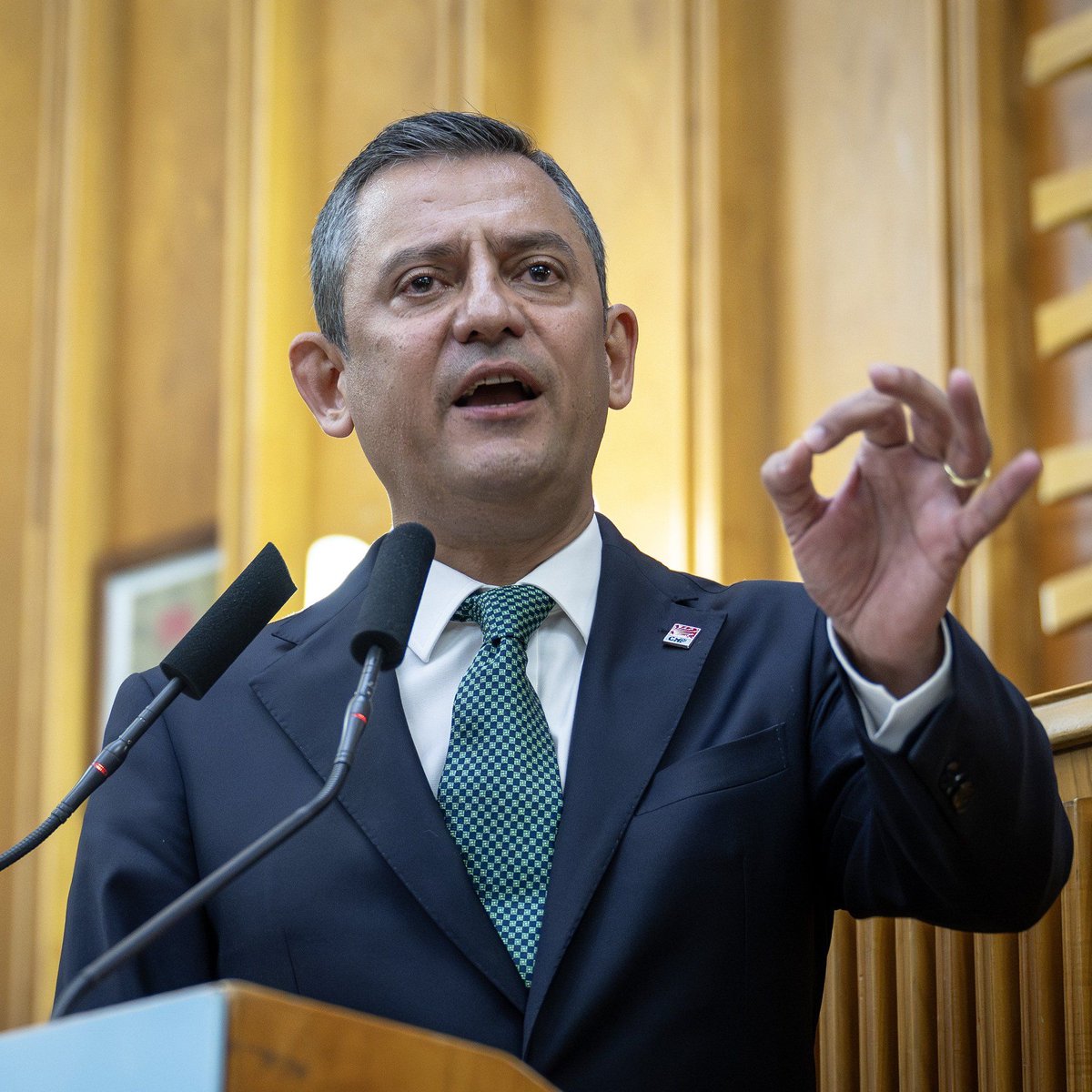 karargahabertr's tweet photo. Özgür Özel:

"TBMM'de tam yetkili bir komisyonla, Kürt sorunu ve Türkiye'nin demokrasi sorununu çözecek bir paketin yürütülmesi gerekiyor. 

Bu komisyona şehit aileleri ve gaziler de dahil olmalı." https://t.co/o8V4m0k6lg