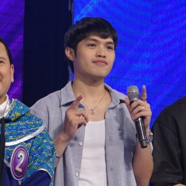 roxyarchieluvs2's tweet photo. May pogi na bumisita sa It's Showtime kanina. Elijah Canlas nga pala 😌.

#ShowtimeMoTo #ElijahCanlas https://t.co/QS5JT54pKz