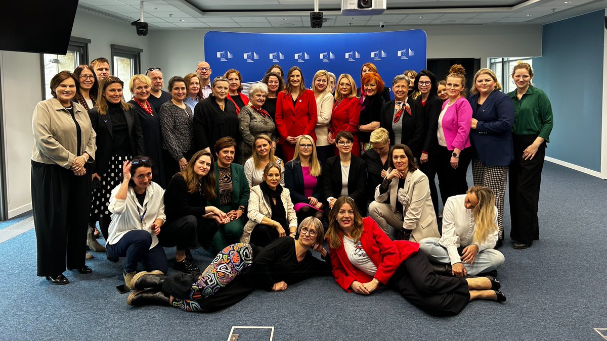 Komisja Europejska (@euinpl) on Twitter photo W wydarzeniu z okazji #DzieńKobiet brała udział także @magdalenasobkowiak , Podsekretarz Stanu w #KPRM ds. europejskich, która opowiadała o międzynarodowej sytuacji praw kobiet.
<a href="/TeamEuropePL/">Team Europe Direct Polska</a> W wydarzeniu z okazji #DzieńKobiet brała udział także @magdalenasobkowiak , Podsekretarz Stanu w #KPRM ds. europejskich, która opowiadała o międzynarodowej sytuacji praw kobiet.
<a href="/TeamEuropePL/">Team Europe Direct Polska</a>