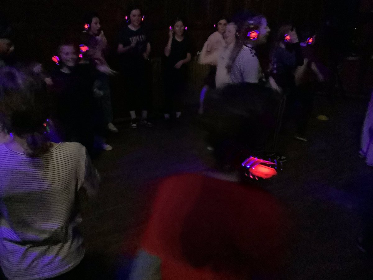 PrettygateJun's tweet image. Rocking out at the disco 🪩