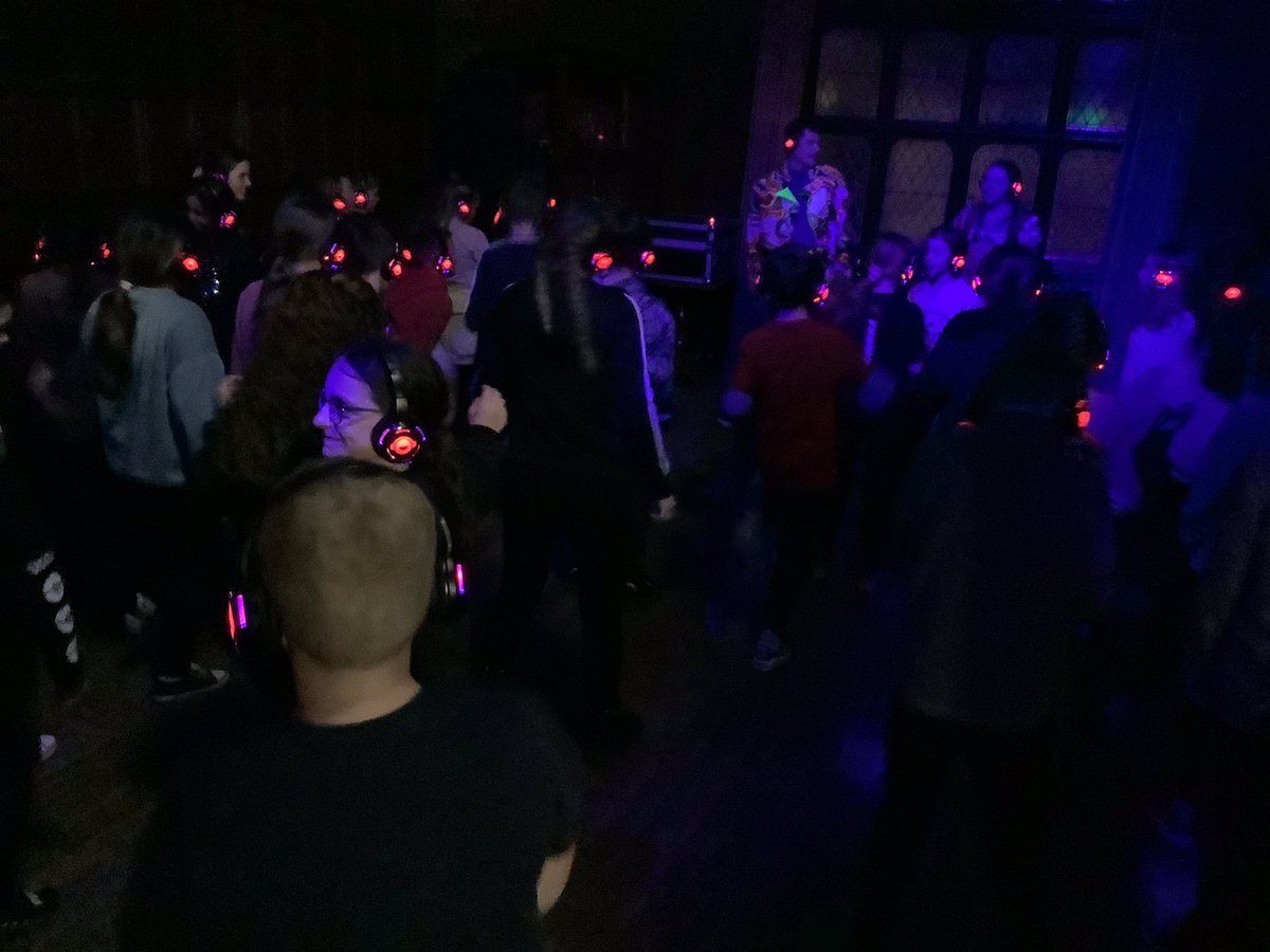 PrettygateJun's tweet image. Rocking out at the disco 🪩