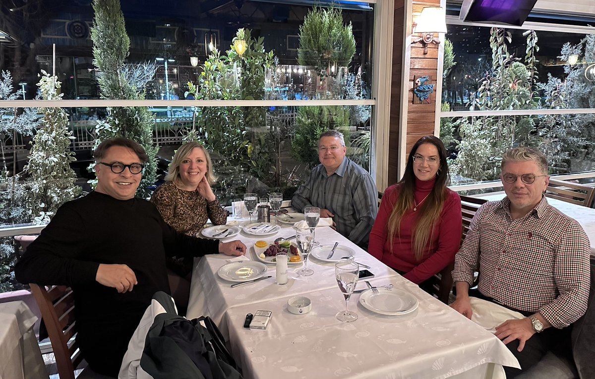 Ozlem Solu (@ozlemsolu) on Twitter photo Bilen bilir tabi. Ama bugün değilse de bir gün herkes anlasın diliyorum.
Neden hala küsmüyorsun?
Neden hala vazgeçmiyorsun?
Neden hala direniyorsun?
Neden sadece sefanı sürmüyorsun?
Neden, neden, neden?sorularına “inadına“ diyen kocaman yürekli bir adam <a href="/mayrukcouture/">Barbaros Şansal 🇨🇾🎗</a> Bilen bilir tabi. Ama bugün değilse de bir gün herkes anlasın diliyorum.
Neden hala küsmüyorsun?
Neden hala vazgeçmiyorsun?
Neden hala direniyorsun?
Neden sadece sefanı sürmüyorsun?
Neden, neden, neden?sorularına “inadına“ diyen kocaman yürekli bir adam <a href="/mayrukcouture/">Barbaros Şansal 🇨🇾🎗</a>