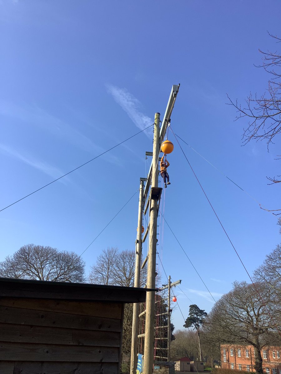 PrettygateJun's tweet image. Everyone’s ending their week on a high!