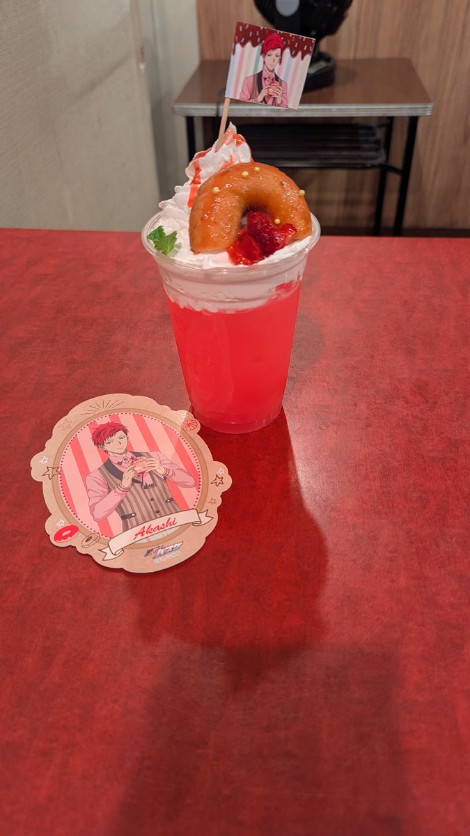 aka_only_mayu's tweet photo. その2、推しに会いに行きました。連勤の合間に行ったので色んなコラボ初日というとんでもない日。ゲームもしたかったのですが巨漢の転売〇ーに挟まれメンタルが削れてきてしまいカフェの予約時間もあり断念しました😢
帰りがけに大好きな漫画家さんの原画展のお知らせを発見。今度見に行きま〜す！！ https://t.co/GcC8Anepj1