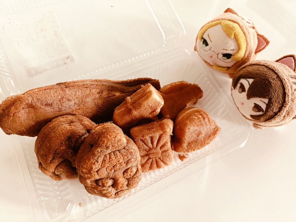 昨日の続き…
ハチャメチャ可愛い看板のパン屋さんを見つけて、子に買って帰ったくまさんパン。あと昨日言ってたお店の人形焼とのぼり鮎、あとカステラを包んでもらったもの。おいしー！
聖地巡礼ではつぼ焼(粒餡)をかじりながら練り歩いておりました☺️