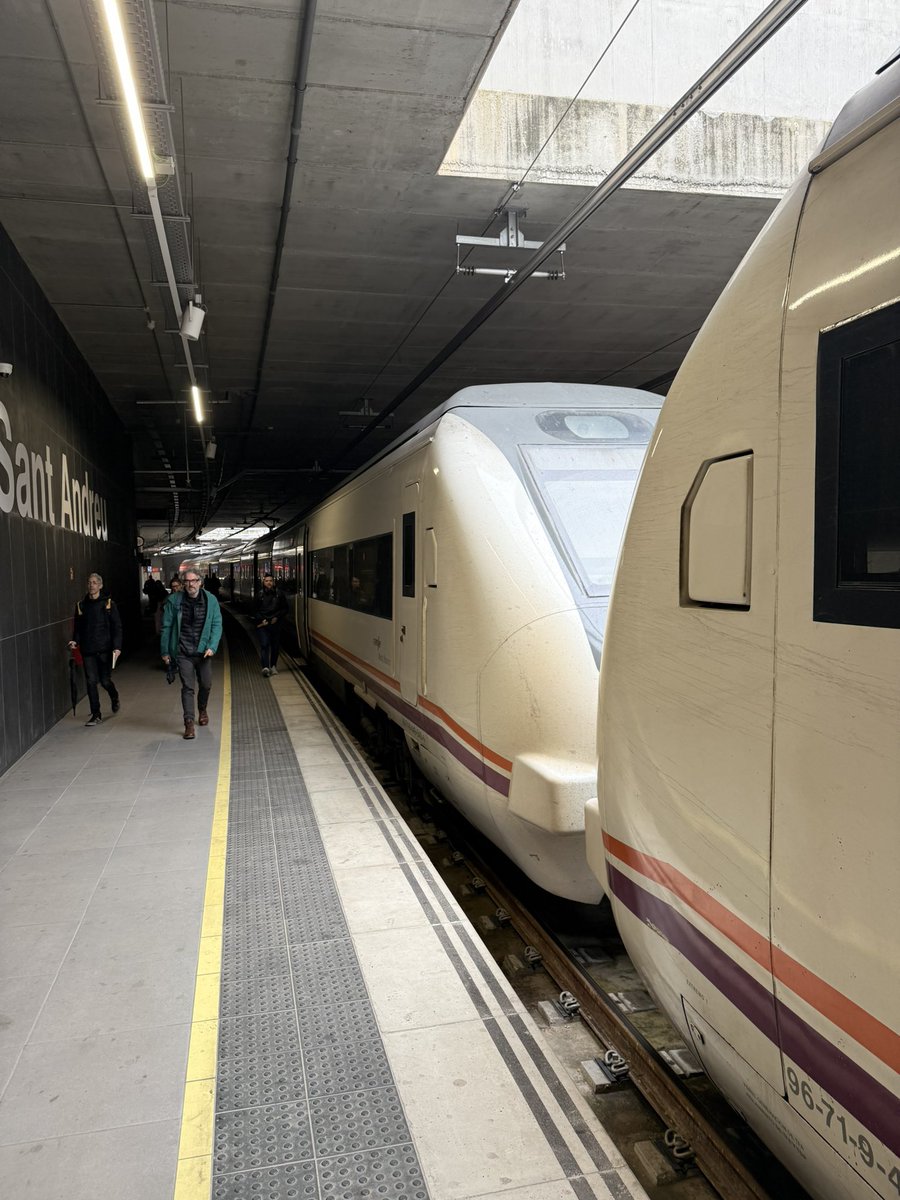 joan_agui's tweet photo. Després d'estar de les 9:25h a les 11:10h en el MD 15066 i d'indicar repetides vegades per megafonia interna que es reprenia la marxa, el MD no s'ha mogut de Sant Andreu... quina pèrdua de temps i presa de pèl a totes les persones que utilitzen el TP @rod11cat @Adif_es https://t.co/ayeFQjwxln