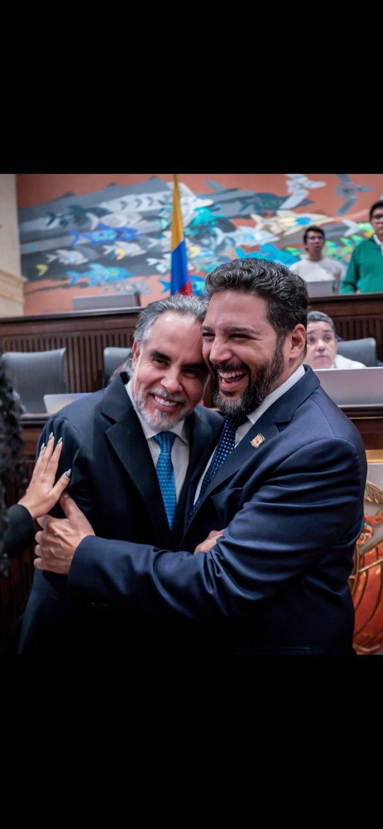 DanielSamperO's tweet image. Cuando haya escasez de medicamentos y el cupo en una clínica dependa de conocer un político, recuerden estas fotos: