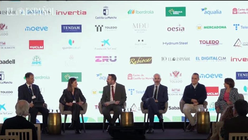 Comienza la mesa redonda en el #Foro de @eldigitalCLM con la participación de #ConcepciónSánchez, presidenta del COFCAM