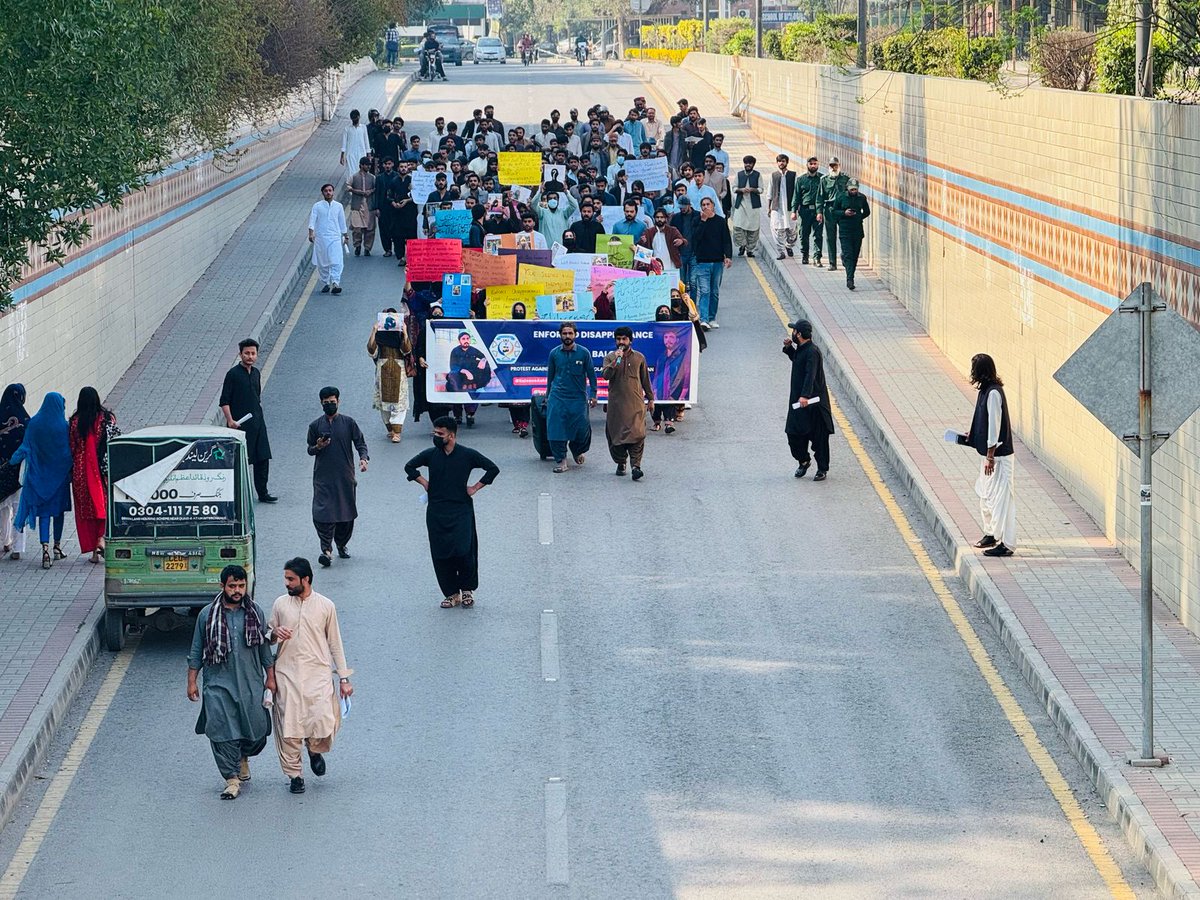 mahbaloch318010's tweet photo. Today, the Baloch Council Punjab University Lahore arranged a peace walk at Punjab University Lahore regarding the enforced disappearances  of Ahsfaq Baloch .
We demand the safe recovery of Ashfaq baloch 
#ReleaseAshfaqBaloch
#StopBalochGenocide
#StopForcedDisappearances
#BCPU https://t.co/Sn2JDooJDy