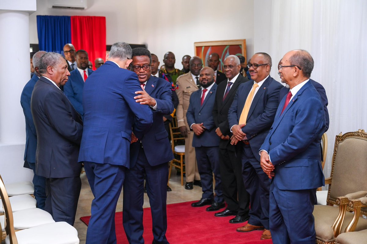 PrimatureHT's tweet photo. [COMMUNIQUÉ DE PRESSE]

Le Premier ministre Alix Didier Fils-Aimé salue l’entrée en fonction du nouveau président du Conseil Présidentiel de Transition, S.E.M. Fritz Alphonse Jean

Port-au-Prince, le 7 mars 2025.– C’est dans une ambiance solennelle à la Villa d’Accueil que s’est déroulée aujourd’hui la passation de pouvoir entre Leslie Voltaire et Fritz Alphonse Jean au sein du Conseil Présidentiel de Transition (CPT). Un moment historique qui marque un nouveau chapitre pour notre nation.

La cérémonie a rassemblé un parterre de personnalités, notamment les membres du CPT, le Premier ministre Alix Didier Fils-Aimé accompagné des membres de son gouvernement, des diplomates accrédités en Haïti, ainsi que les dignitaires de l’Etat.

Visiblement ému, Fritz Alphonse Jean a rendu un vibrant hommage à son prédécesseur, saluant son travail acharné pendant ces temps difficiles. Il a ensuite dévoilé sa feuille de route avec conviction : rétablir la sécurité, donner la parole au peuple à travers un référendum, et garantir des élections irréprochables pour rebâtir notre Haïti.

En marge de la cérémonie, le Premier ministre n’a pas caché son enthousiasme face à cette transmission de pouvoirs , exprimant sa totale confiance en M. Jean pour piloter cette transition délicate. Il a également tenu à saluer chaleureusement le travail remarquable accompli par Leslie Voltaire.

« Notre gouvernement lance un appel du cœur à tous les Haïtiens : c’est ensemble, unis et solidaires, que nous pourrons surmonter nos défis et construire l’Haïti de demain, une nation forte, sûre et profondément démocratique », a-t-il soufflé en aparté, réitérant l’engagement et la détermination du gouvernement à relever les défis du pays.

-FIN-

#Haïti