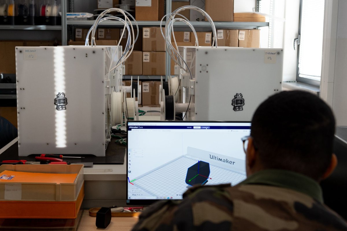 CEMAT_FR's tweet photo. Envie d'un métier technique et soif d’aventure tout en servant la 🇫🇷 ?
👉 Découvrez l’#EMPT, demain à Bourges (portes ouvertes).
École d’excellence de l’@armeedeterre, elle forme dès 16 ans les futurs sous-officiers en aéronautique, #Cyber et maintenance. @DRHATofficiel https://t.co/oEnNmoeREQ