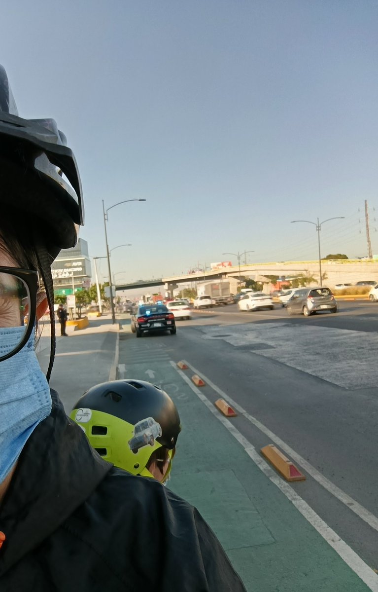 Ser vehículo de emergencia no justifica la invasión de la ciclovía. Cabe señalar que no estaban atendiendo una emergencia como tal.