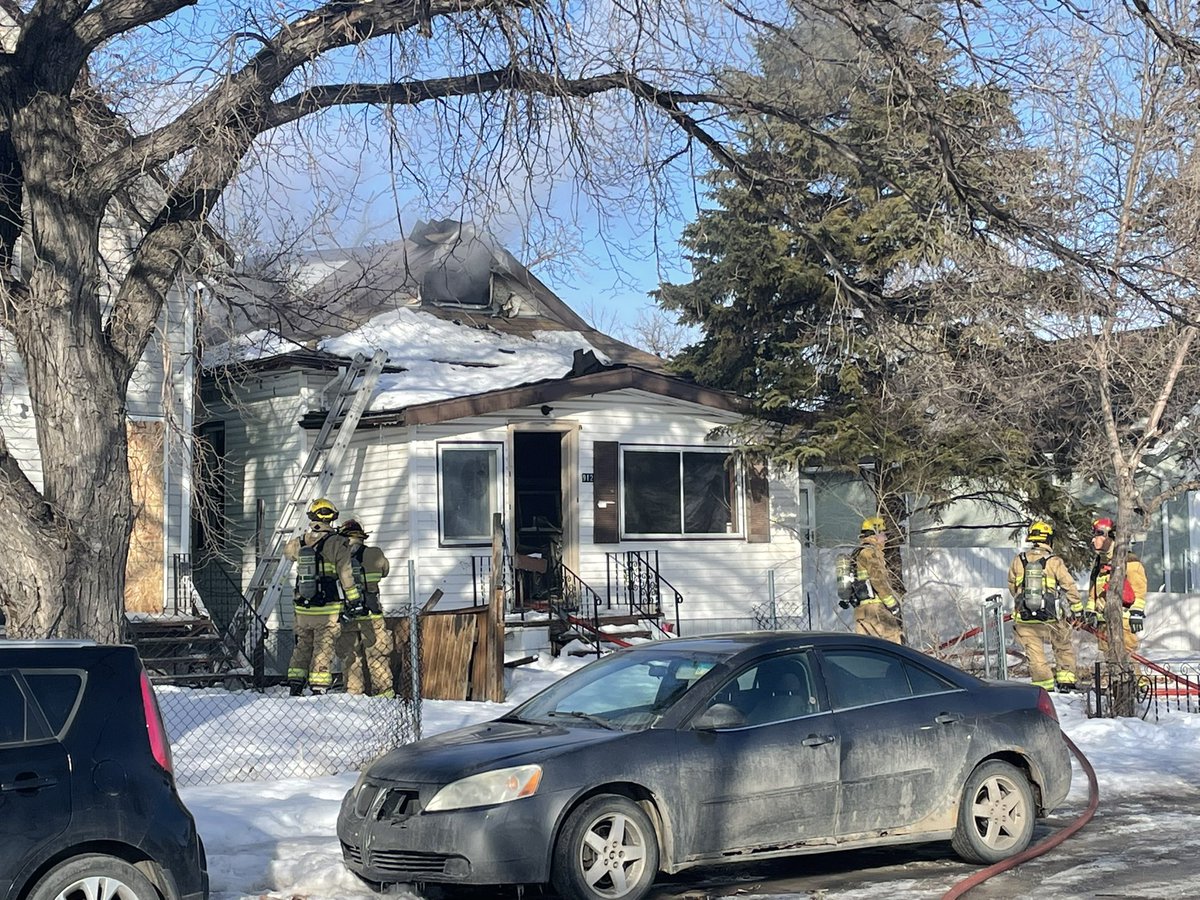 massie_gillian's tweet image. I’m on Garnet Street in North Central where fire crews just put out flames at a house.
Members with the command unit say nobody was found inside the house, and nobody was hurt.
Smoke is still drifting from the home.
@CJMENews