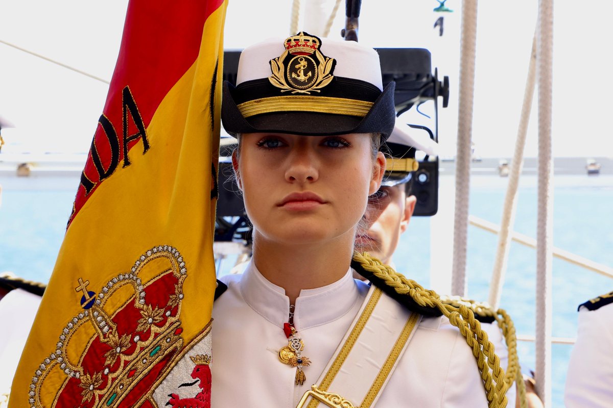 eldebate_com's tweet photo. 👑 Emotiva jura de 45 españoles a bordo del Elcano en Montevideo con la Princesa Leonor como abanderada

Descubre todas las fotografías: https://t.co/9MpXcA6pjc https://t.co/fD62dWyedt