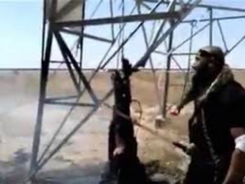 هكذا كان يفعل أبو عزرائيل والحشد الشعبي بالمدنيين السُنة العراقيين الأبرياء 
واليوم يتباكون ويدعون المظلومية ويطالبون الجيش السوري أن يكون رحيمًا بفلول الأسد الإرهاىِىٍىٍن !

يا شىٍعة العراق أنتم إرهاىِىٍىٍن وأنتم أخر من يتحدث بالانسانيةع