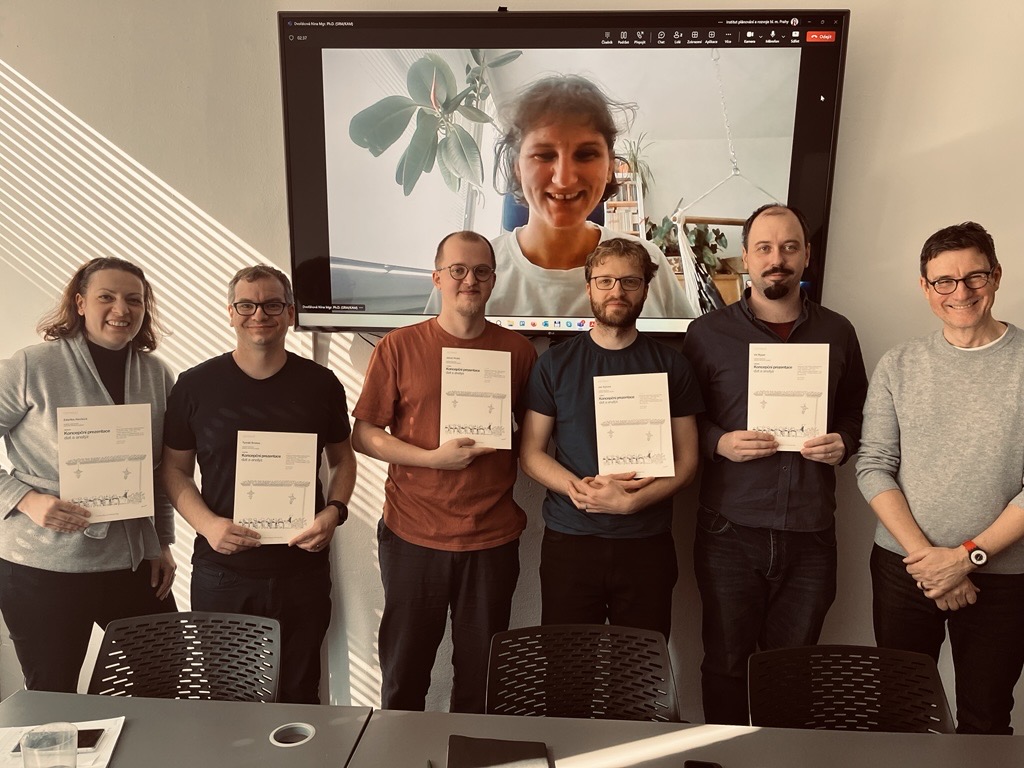 🎤Prezentovat data srozumitelně a poutavě? Někdy výzva! Proto jsme v KAM na <a href="/iprpraha/">Institut plánování a rozvoje hl. m. Prahy</a>  prošli tréninkem s <a href="/tomas_zykan/">Tomas Zykan</a>.
📹Vidět se na videu bylo nekomfortní, ale přínosné. Hlavní lekce? Vždycky je potřeba něco vynechat.
A co vy? Vaše největší prezentační výzva?📢