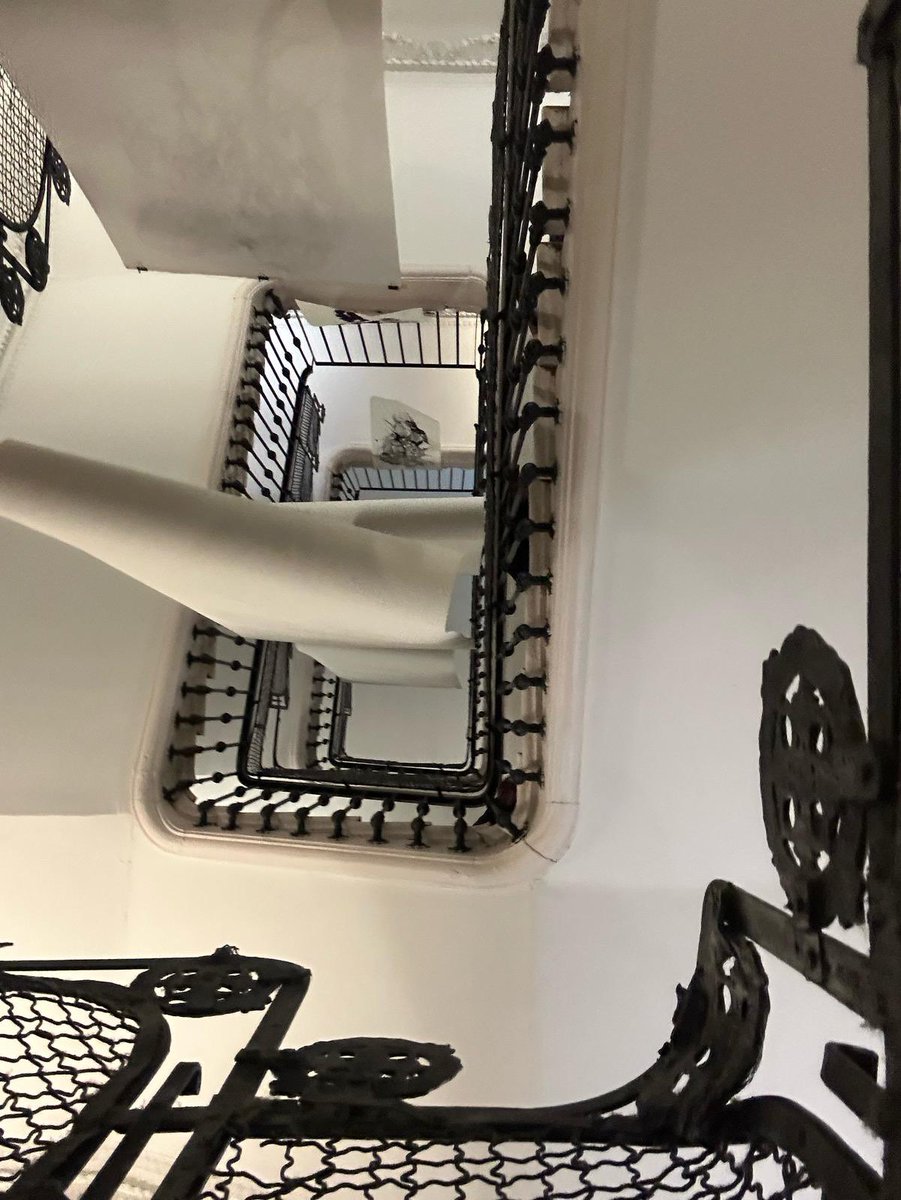 Desde el Foro Cultural de Austria apoyamos a dos artistas 🇦🇹 en la @hybrid_arte de este año, @karinmariapfeifer y @suu_laa del @kunstraum_flat1.
Fantástico haber podido saludarlas en su espacio diseñado en el ambiente único del  @petitpalacehotels en estos días.