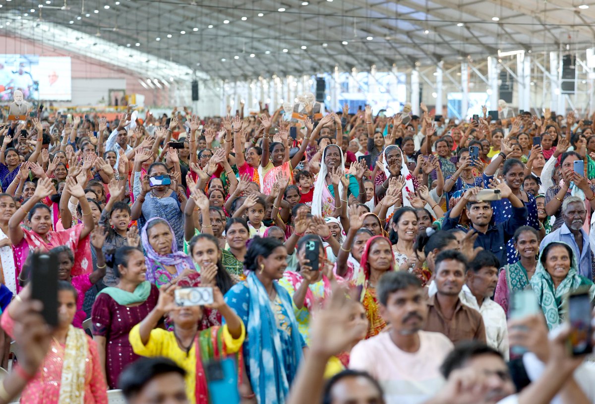 માનનીય વડાપ્રધાન શ્રી નરેન્દ્રભાઈ મોદીના વરદ્હસ્તે આજે સુરત જિલ્લા અન્ન સુરક્ષા સંતૃપ્તિકરણ અભિયાન હેઠળ ગંગાસ્વરૂપા, વૃદ્ધ, દિવ્યાંગ સહાય યોજના તથા ગરીબ લાભાર્થી પરિવારોના અંદાજે 2 લાખથી વધુ લાભાર્થીઓને પ્રધાનમંત્રી ગરીબ કલ્યાણ અન્ન યોજના અંતર્ગત વિના મૂલ્યે અનાજ વિતરણનો
