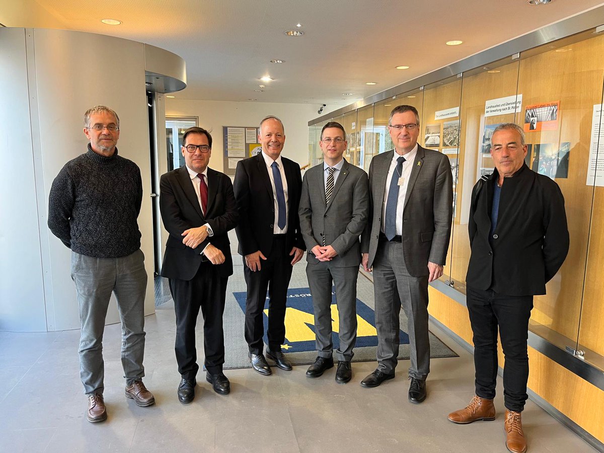 Gestern sprach Botschafter David Roet bei der Eröffnung der <a href="/yadvashem/">Yad Vashem</a> -Ausstellung „Aus dem Leben gerissen“ in St. Pölten, die das Schicksal österreichischer Jüdinnen und Juden nach 1938 beleuchtet. Er betonte die Verantwortung zukünftiger Generationen, das Andenken an die Opfer