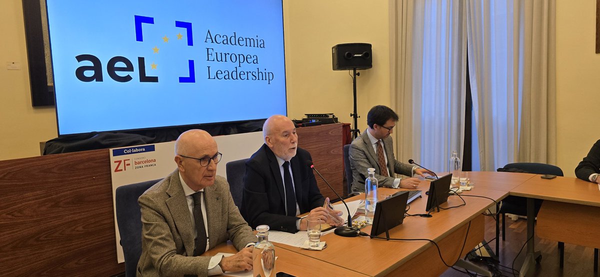 Marius Carol en la seva classe a #AEL sobre l'impacte de la #comunicació. "Com una #política sense contrapoder degrada la #democràcia", el subtítol del llibre de Teodoro León Gross " La muerte del #periodismo".

#lideratge #periodisme #massmedia