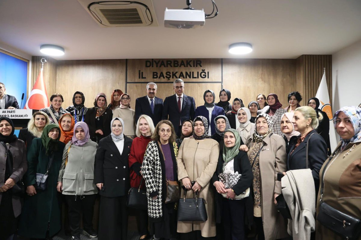 Bugün, AK Parti'mizin Diyarbakır İl Başkanlığını ziyaret ettik. 

Neredeyse çeyrek asırdır unutulmaz eser ve hizmetlere imza atan, dur durak bilmeden büyük ve güçlü Türkiye ideali için çalışan teşkilatımızla bir araya geldik.

İl Başkanımız Sayın Ömer İler’e nazik ev sahipliği