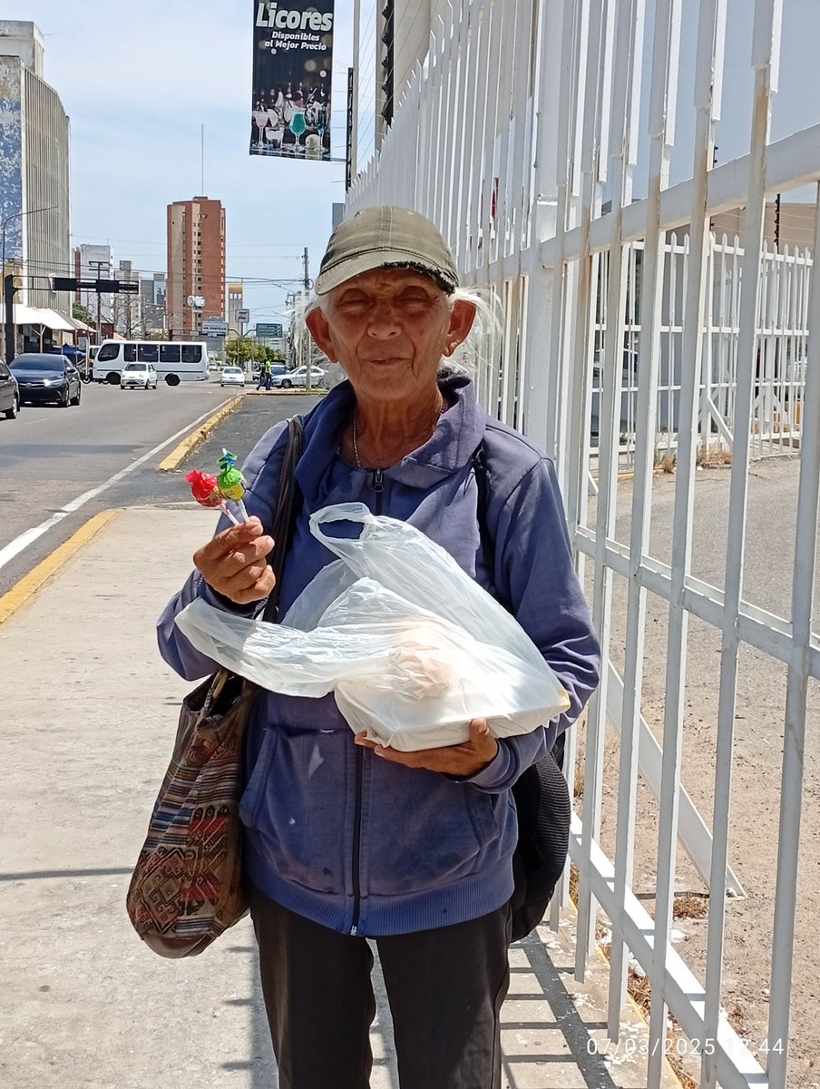 freddy_mcbo's tweet image. Una sra de la tercera edad pasa todo el día bajo un sol inclemente, que tal si todos las ayudamos comprándole sus golosinas 🙏🙏me apoyas?