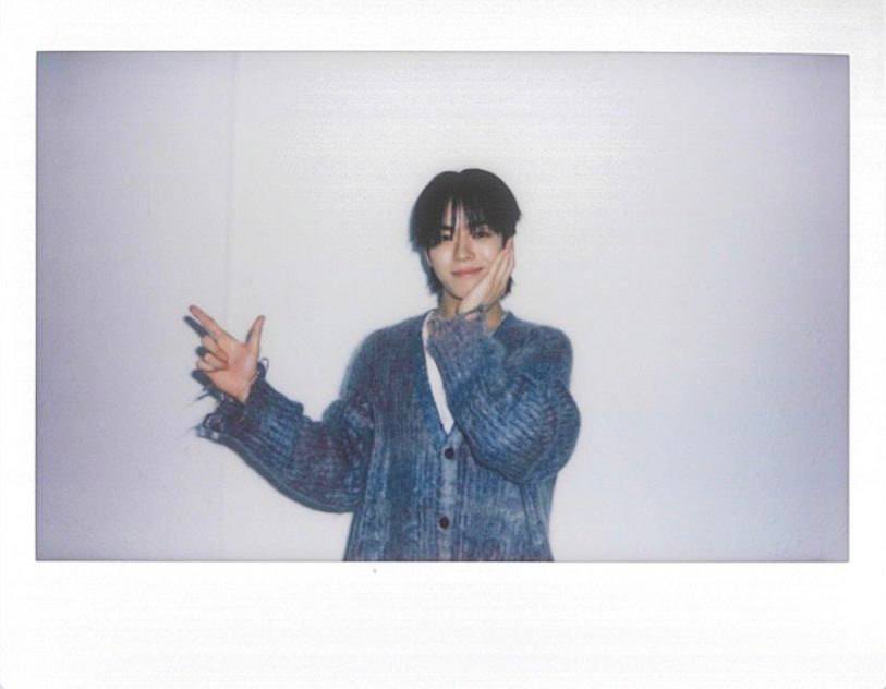 جايهيوك من صور من خلف الكواليس لفرقة TREASURE أثناء تصوير الفيديو الموسيقي "YELLOW" بواسطة QQ Music.