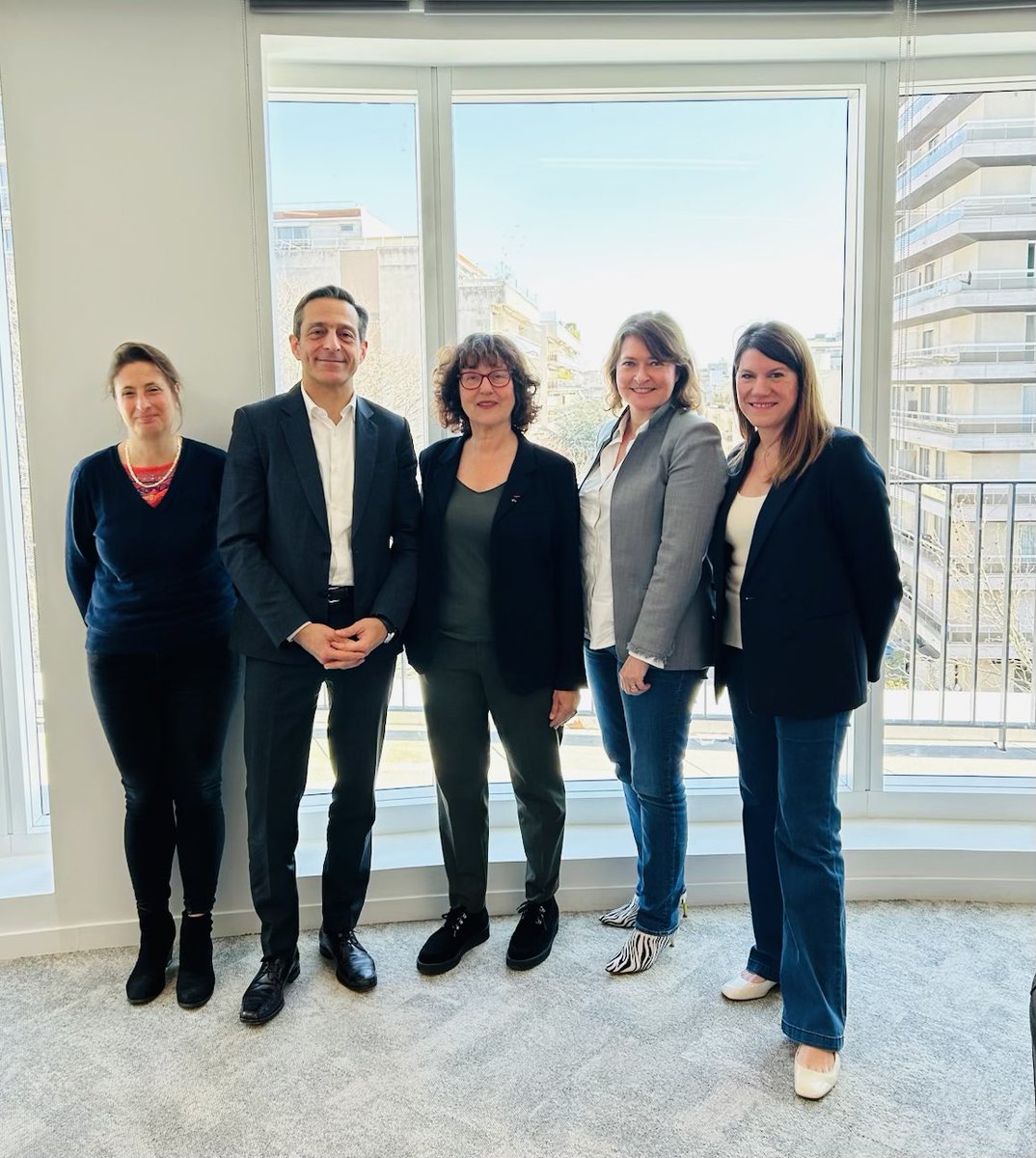 PFDM #FemmesMedias (@pfdmedias) on Twitter photo Rencontre inspirante chez <a href="/Arcom_fr/">Arcom</a> !
PFDM (Laurence Bachman, Caroline Rogard et Laetitia Recayte) a échangé avec le nouveau Président Martin Ajdari et <a href="/lpecautrivolier/">Laurence Pecaut-Rivolier</a> sur les grands chantiers 25/26.
Un Président et une équipe engagée et à l’écoute… maintenant, au travail ! 💪 Rencontre inspirante chez <a href="/Arcom_fr/">Arcom</a> !
PFDM (Laurence Bachman, Caroline Rogard et Laetitia Recayte) a échangé avec le nouveau Président Martin Ajdari et <a href="/lpecautrivolier/">Laurence Pecaut-Rivolier</a> sur les grands chantiers 25/26.
Un Président et une équipe engagée et à l’écoute… maintenant, au travail ! 💪