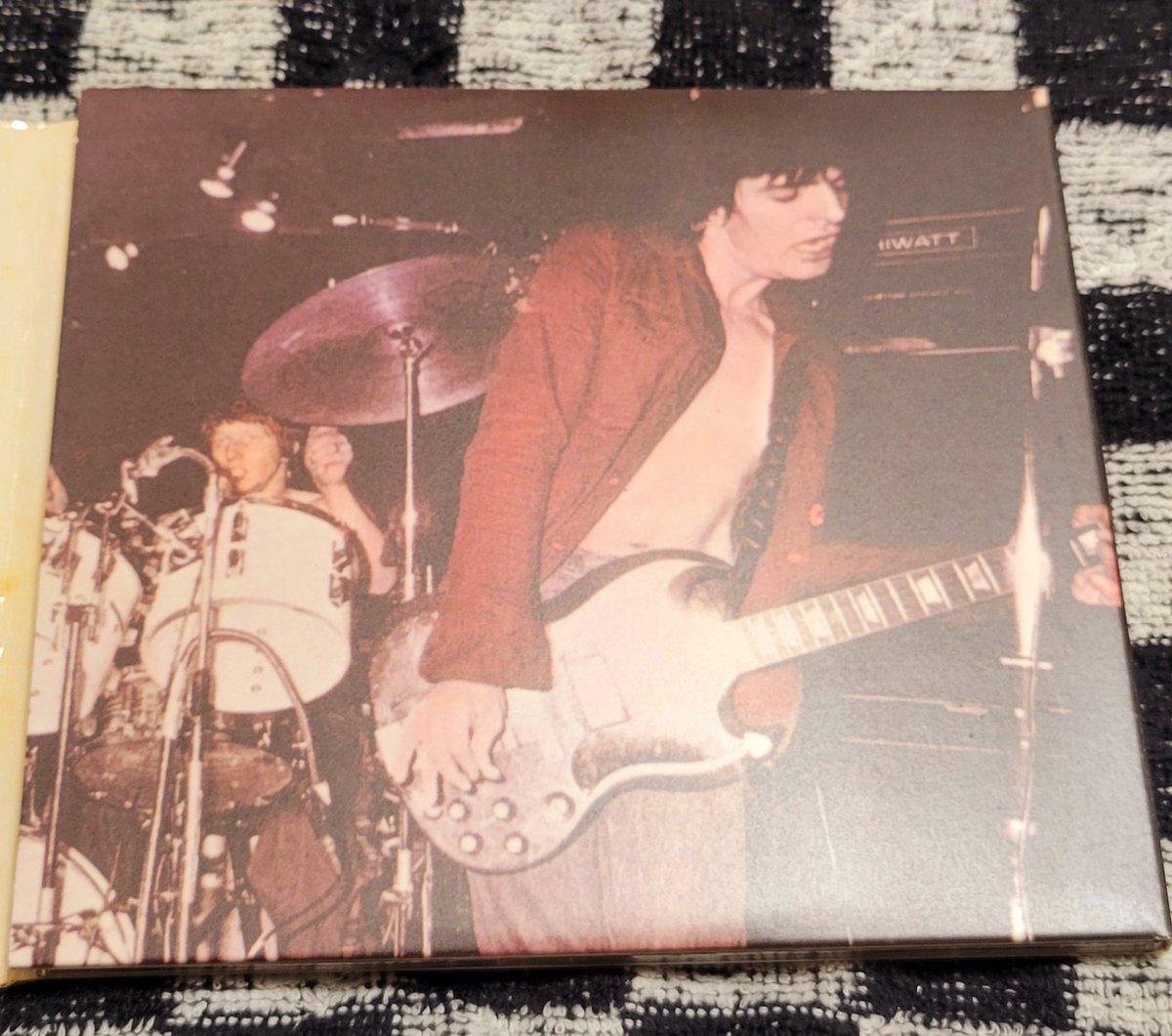 ddd666815's tweet image. the DAMNED / DAMNED DAMNED DAMNED

悲しい訃報がまた…🥲
the DAMNED～LORDS OF THE NEW CHURCH等で活動した🎸ギタリスト、 #BrianJames が旅立ったとの事なので今夜は聴きながら追悼します✨🍻😢

💐††† -R.I.P- †††💐
youtu.be/TUxFQ5QBiYk?si…