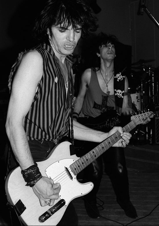 ddd666815's tweet image. the DAMNED / DAMNED DAMNED DAMNED

悲しい訃報がまた…🥲
the DAMNED～LORDS OF THE NEW CHURCH等で活動した🎸ギタリスト、 #BrianJames が旅立ったとの事なので今夜は聴きながら追悼します✨🍻😢

💐††† -R.I.P- †††💐
youtu.be/TUxFQ5QBiYk?si…