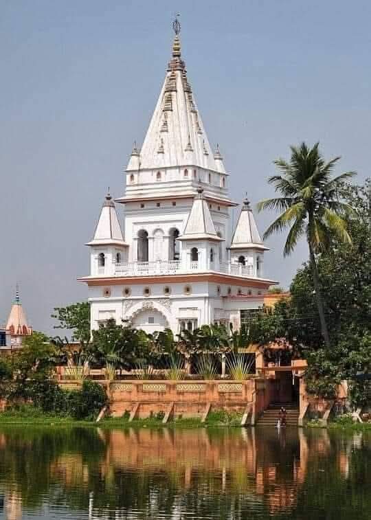 चैतन्य महाप्रभु मंदिर 

           सन् 1880 में भक्तिविनोद ठाकुर द्वारा श्री चैतन्य महाप्रभु की जन्मस्थली पर निर्मित मंदिर।यह मंदिर पश्चिम बंगाल में नदिया जिले के मायापुर में स्थित है। 🙏