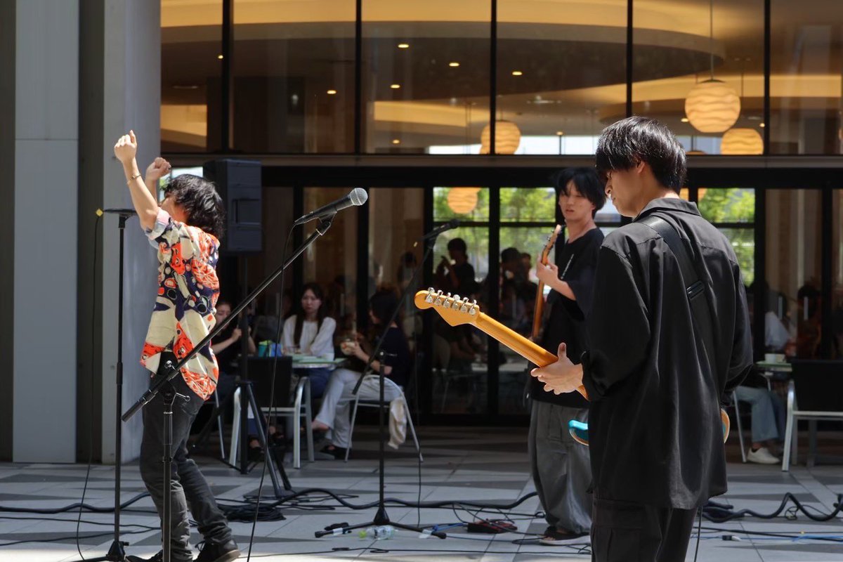 m_piom's tweet photo. こんにちは! Piece of Musicです!
私たちは月に1回ライブハウスでライブをしているのですが、大学の1階でお昼の時間にライブをしたり、大学祭の時には普段授業をしている教室でライブをしたりします!🎸多くの人に自分の音楽を聞いてもらう機会となっています✨
 #春から愛大 
 #春から愛知大学 https://t.co/2L75JXdlfy