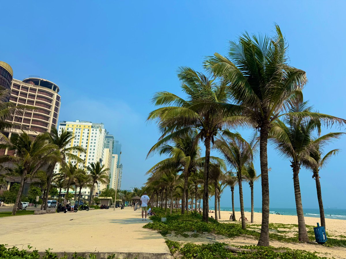 popo_flic's tweet photo. ベトナムワーケーション🇻🇳
首都のハノイ→リゾートのダナン🏝️にやってきました🏠

ダナンの家は、高層階マンション

エアビーから予約して、
なんと1日1万円

1人1部屋と、それぞれ各バストイレ付き
最高やないか！🥺

今まで、海外はホテルしか泊まったことなかったですが民泊最高やないか！🥺✨ https://t.co/2bE6TotfuT