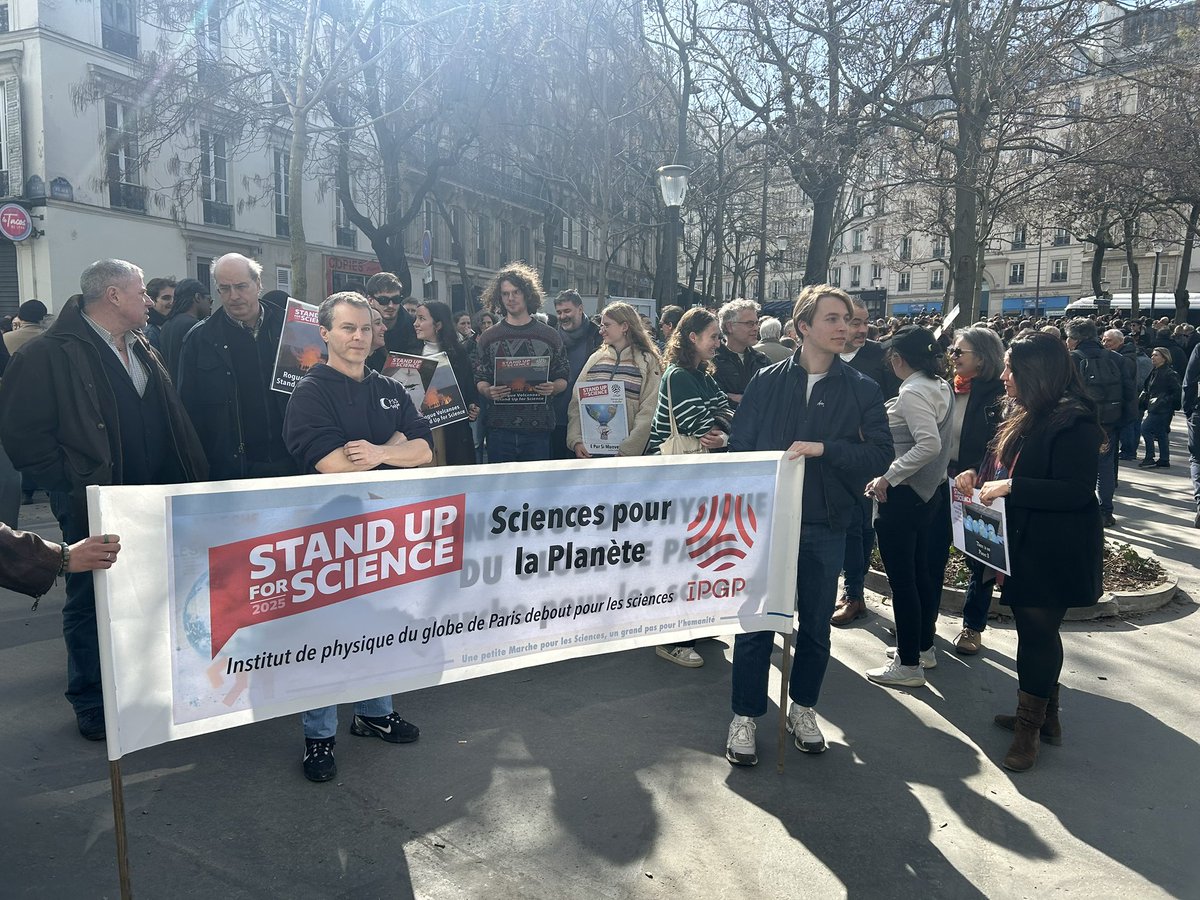 👍For American and international researchers live from Paris #StandUpForScience2025