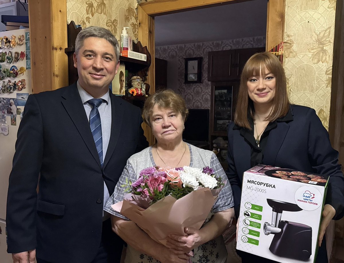 Russia’s ruling party officials gave ... meat grinders to mothers of soldiers killed in Ukraine

The photo is from the party’s regional branch's official VK account