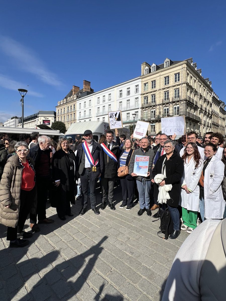 tlahais's tweet image. #StandUpForScience : rassemblement à #Rennes pour soutenir la science, l’enseignement supérieur et la recherche, menacés tant pas le vent d’obscurantisme venu des États-Unis de Trump que par les coupes budgétaires imposées par le gouvernement Bayrou.