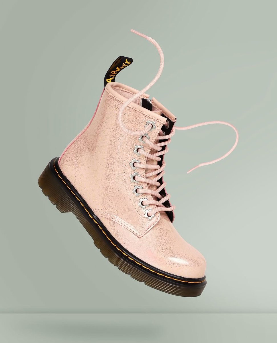 Do these come in adult sizes too?? @charlesclinkard 😍💕
⁠
Iridescent sparkly uppers, floral accents and powder pink tones make the Dr Martens 1460 8 Eye a must-have for little feet💗⁠
⁠
#charlesclinkard #drmartens #kidsboots #drmartenskids