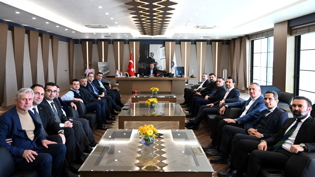 🤝 Başkanımız Mustafa Ergün ve Yönetim Kurulu Üyelerimiz, Antalya Büyükşehir Belediyesi Başkanı Muhittin Böcek’e makamında bir ziyaret gerçekleştirdiler.

📌 Ziyarette Başkanımız Mustafa Ergün, Başkan Böcek'e kırmızı beyazlı atkımızı, adına özel hazırlanmış 07 numaralı Yörük