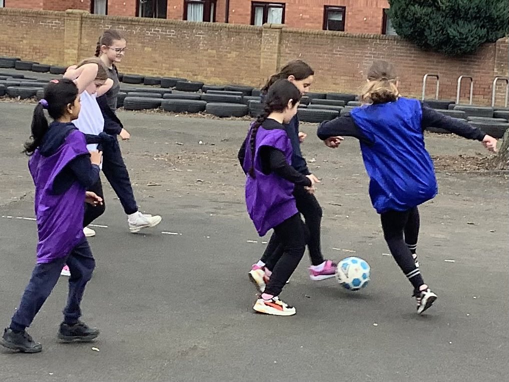 CCPS_NShields's tweet image. Lots of fun this morning for our girls taking part in the #Biggesteverfootballsession 
Big thank you to our Y6 Sports leaders for organising the sessions. 

@NorthTynesidePE @johnspencepe @EnglandFootball @FA
