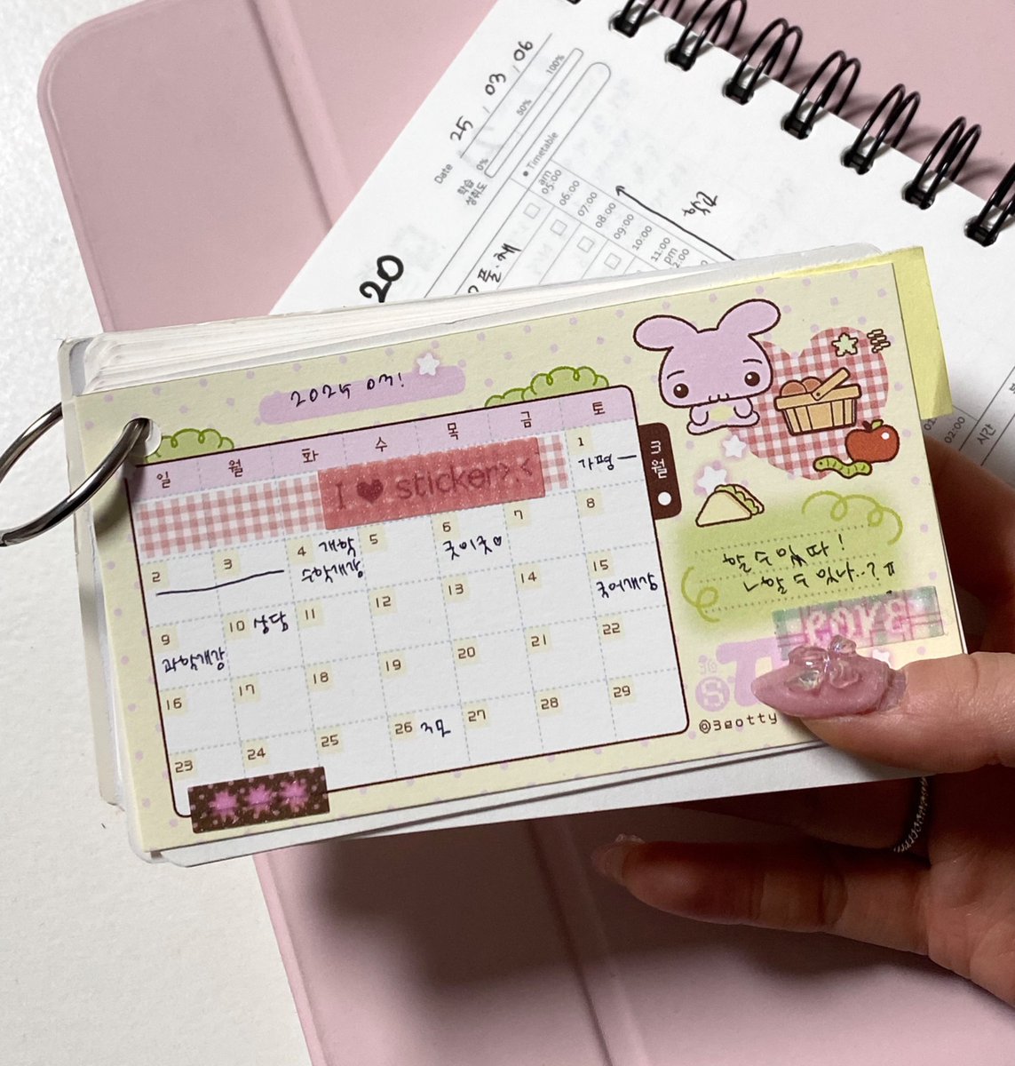 안뇽하세욥... 중간고사 화이팅하시라는마음에서! Rt 해주신 한 분께 
귀여운 별 키링(핑크)와 제가 직접 표.꾸한 인덱스카드(a7) 그리고 기타 이것저것...을 드립니다

사진 표꾸는 예시! 제가쓰는거에요🌀❣️