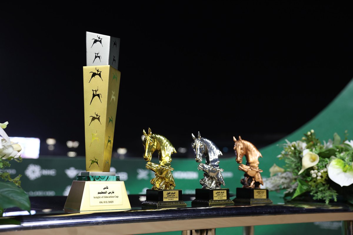 #وزارة_التعليم تُتوّج الفائز بكأس "فارس التعليم" ضمن موسم سباقات الخيل 2025، والتي أُقيمت على ميدان الملك عبدالعزيز بالجنادرية..

حيث سلّم وكيل وزارة التعليم للتعليم العام الكأس لصاحب المركز الأول الطالب محمد المليفي من <a href="/MOE_MJM/">إدارة تعليم المجمعة</a>، وقد شهدت البطولة مشاركة 94 فارسًا من طلاب