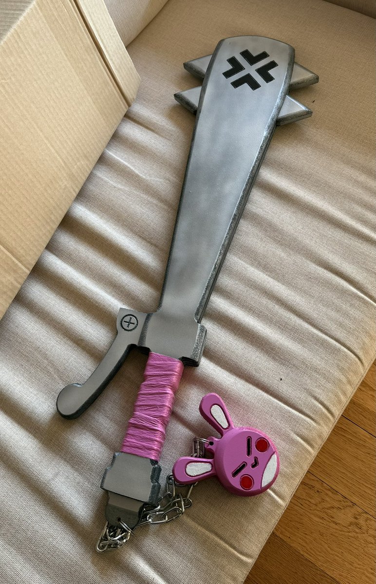 Mayimbu's tweet image. Mr. Bat says "hi".
Been wanting to do this cosplay for some time, this is the year &lt;3. The bat was commissioned to @warespadas on Instagram (they make amazing props, not sure if they ship outside of Argentina yet tho 👀).
#BrawlStars